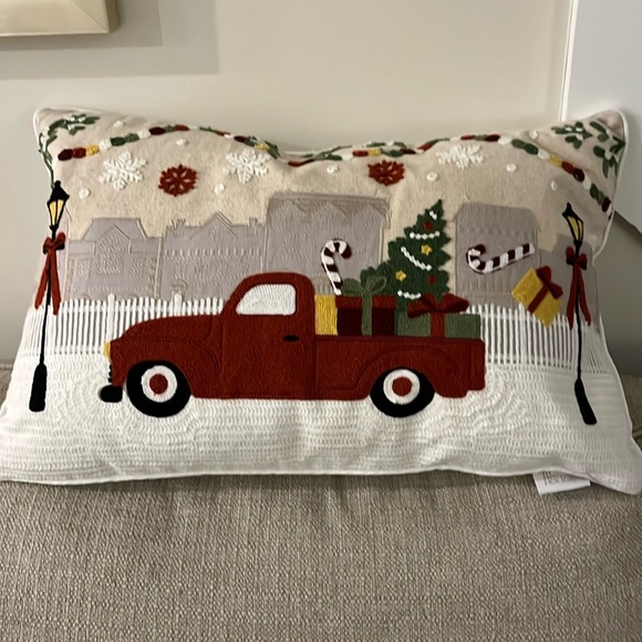 Christmas Holiday Pillow/beautiful quality and Display - Picture 1 of 3